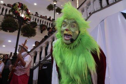 El artista aprovecha el mes navideño para dar funciones en centros comerciales, comunidades y en el teatro.