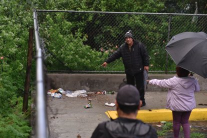 Los moradores muestran cómo dejan basura en su sector.