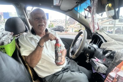 Luis Zúñiga muestra los potenciadores sexuales que lleva en su taxi, para que el cliente que los desee los pueda adquirir.