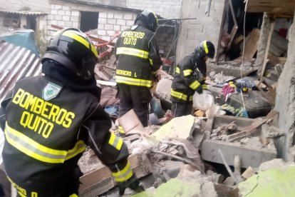 Los bomberos llegaron y constataron los daños así como a las personas afectadas.