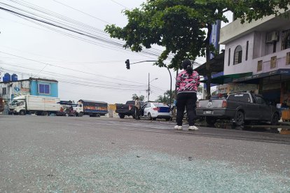 Los vidrios rotos que quedaron por los disparos hechos por los asaltantes.