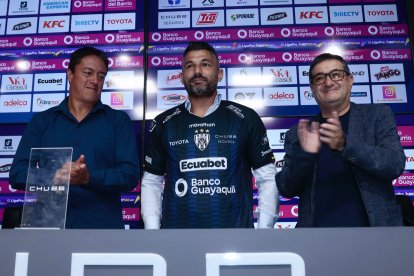 Javier Gandolfi (c), en su presentación en Independiente.