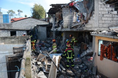 Los bomberos inspeccionaron la estructura que se destruyó por el fogonazo.