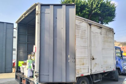 El camión fue recuperado por agentes policiales, junto con la mercadería al interior.