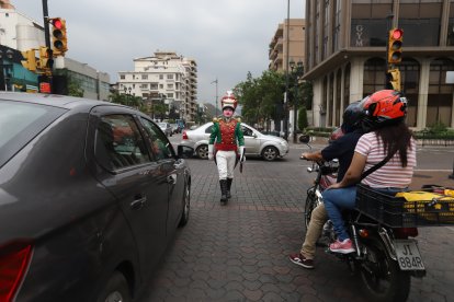 Edgar es de nacionalidad Quichua y originario de Ambato. Lleva dos años trabajando como estatua humana