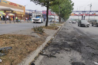En los exteriores del centro comercial aún quedaban las huellas del incendio vehicular
