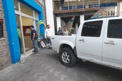 La Policía Nacional a través de Criminalística levantó varios indicios balísticos de un arma de fuego calibre 9 milímetros