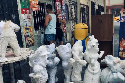 Fabricio Escobar iba por la mitad de la creación de sus monigotes dos semanas antes de fin de año.