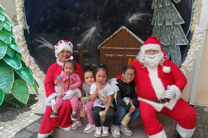 Un voceador de diarios lleva siete diciembres haciendo de Papá Noel por ayudar a su mamá. Hermana lo ayuda en recorridos.