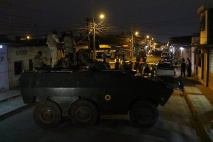Militares y policías custodiaban el sitio donde ocurrió la matanza.