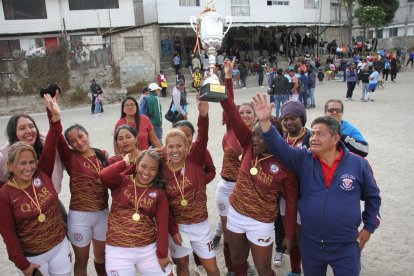 Super Crack quedaron campeonas del torneo barrial en Colinas del Norte, Quito