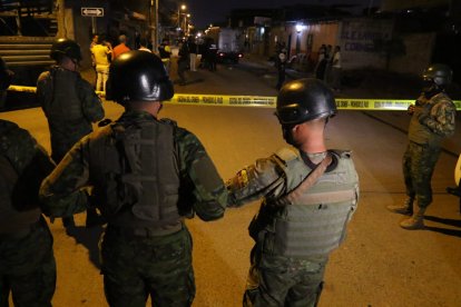 Policias y militares acordonaron la escena del multiple crimen.