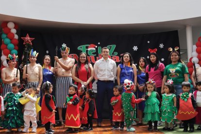 Antes de su visita a Santa Elena, Daniel Noboa estuvo en Cuenca, también en eventos navideños.