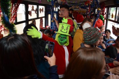 Conductor ecuatoriano sorprende a pasajeros al adoptar el rol de Papá Noel en el transporte público