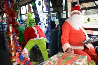 Fernando Caiza manejó la unidad vestido como Santa Claus.