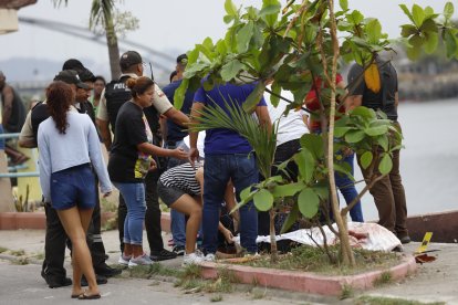 Familiares del ciudadano llegaron hasta la orilla del estero para ver el cuerpo de su pariente.