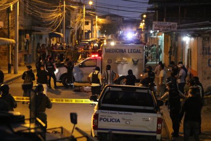 Los cadáveres de las seis personas quedaron a una cuadra y media del cementerio Jardines de Durán.