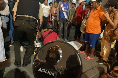 Momento en que la gente se acercó para ver lo que había ocurrido.