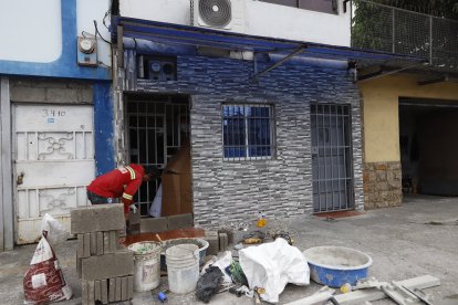 Este sábado estaban cerrando el hueco que quedó al desprenderse la puerta. Los propietarios de otros locales del sector también han recibido amenazas extorsivas.