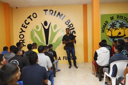 Cristóbal ayuda a muchos jóvenes con su clínica, en la Isla Trinitaria, al sur de Guayaquil.