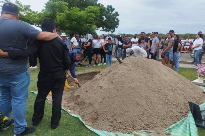Los restos de la madre de la niña fueron sepultados.