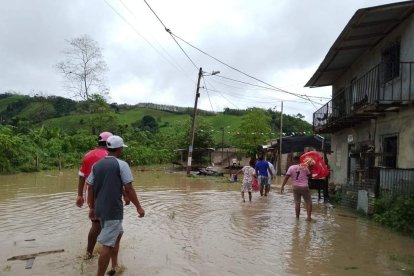 Ocho familias fueron evacuadas por el desbordamiento del río.