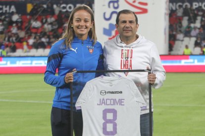 Arella Jácome tuvo un reconocimiento en su despedida de las Guerreras albas.