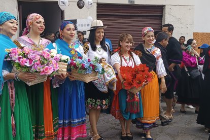 Los carros alegóricos también son parte de este evento masivo que cada año congrega a más de 80.000 personas.