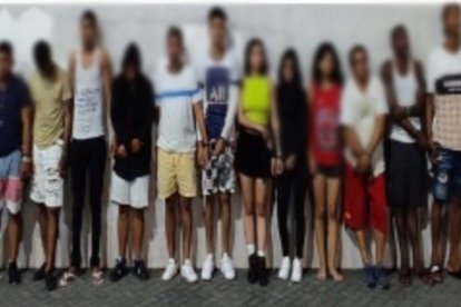 En total fueron 12 detenidos. Entre las evidencias incautadas constan armas, celulares y carros.