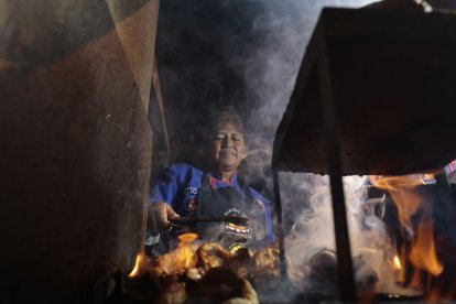 Doña Fabiola trabaja de domingo a domingo. El puesto se arma y desarma todos los días.