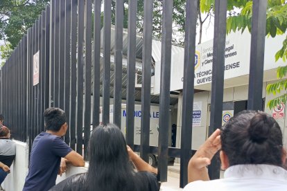 Parientes de las víctimas aguardaban en el exterior de la morgue de la Ciudad del Río.
