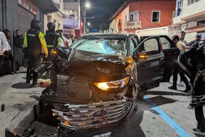 En la calle Bolívar, centro de Ambato, un vehículo quedó destrozado tras un choque.