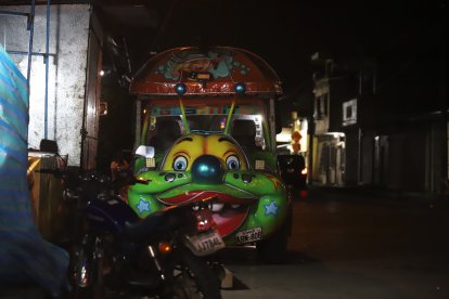 El ‘Gusanito’ de la calle Medardo Ángel Silva está parqueado y los niños con las ganas de subirse.