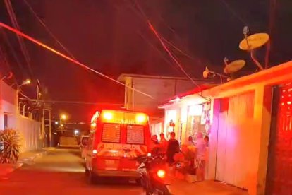 Los bomberos de Manta acudieron hasta la vivienda para atender la emergencia.