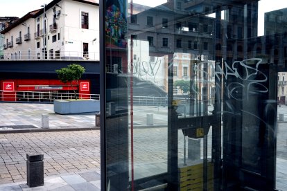 Este ingreso con grafitis está en el bulevar 24 de Mayo, en el Centro Histórico de Quito.
