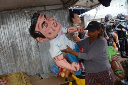Los puestos de venta de monigotes se instalaron desde el 26 de diciembre en algunos sectores de Quito.