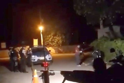 Agentes policiales realizaron el levantamiento en horas de la noche.