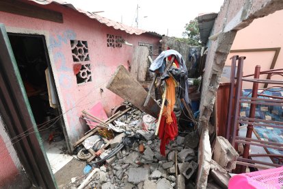 Así quedaron las paredes y techo de la casa donde residía Steven Tomalá  y su familia.