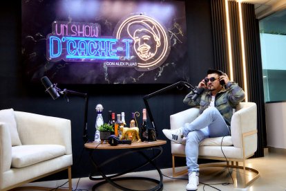 El actor dirige, desde hace un año, un podcast donde entrevista a personajes locales.