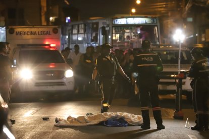 Personal de criminalística levantaron indicios en la escena del crimen