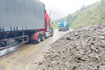 Maquinaria de la prefectura de Zamora y el Ministerio de Obras Públicas se desplegaron en los sectores de Santa Rita y El Retorno para atender la emergencia