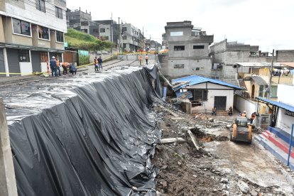 El muro estaba donde ahora se encuentra el plástico negro. La vía tuvo que cerrarse.