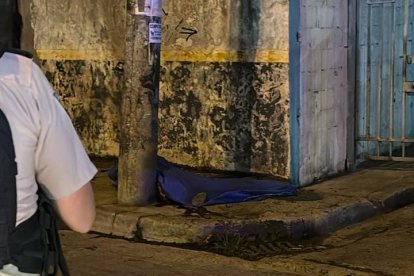 El sujeto quedó inerte sobre la acera, perdió partes del cuerpo.