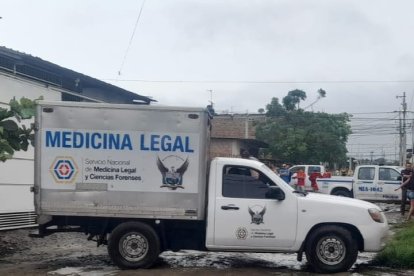 El cadáver del ciudadano estaba empapado por la lluvia.