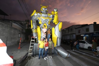 Bumblebee, de los Transformers, se roba las miradas de los visitantes de la Ruta de los Gigantes del Suburbio, por su realismo.