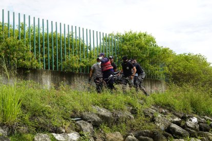 Los restos fueron sacados del río por personal de rescate.