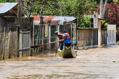 Las calles han quedado anegadas tras el desbordamiento.