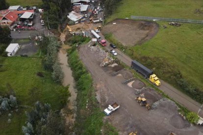 Un socavón en la vía Monay- Baguanchi dejó sin agua potable a más de 5.000 personas en Cuenca.
