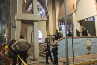 La Policía recoge indicios dentro de la iglesia, investigan las causas del crimen.