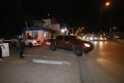 Varias camionetas participaron del traslado de Xavier Muñoz.